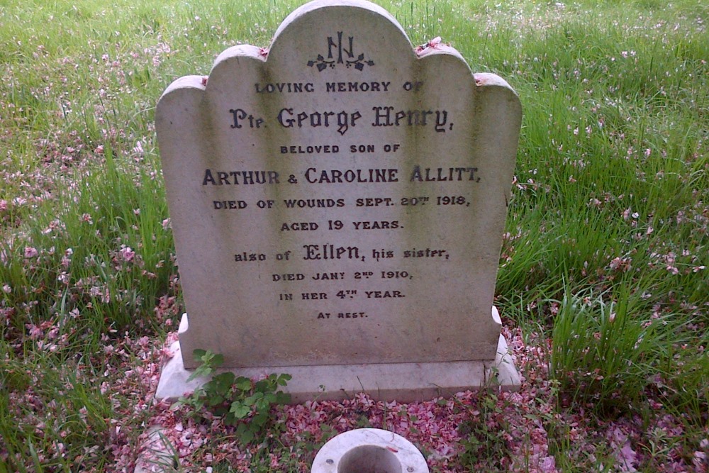 Commonwealth War Grave All Hallows Churchyard