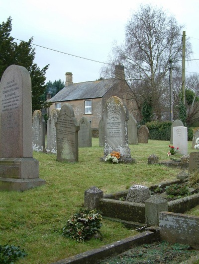 Commonwealth War Grave Milton-under-Wychwood Baptist Churchyard #1