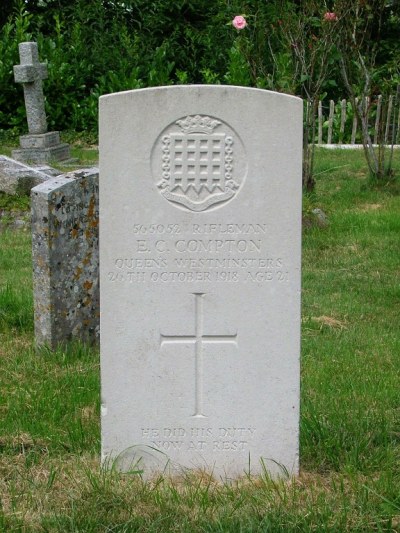 Commonwealth War Grave St. Nicholas Churchyard