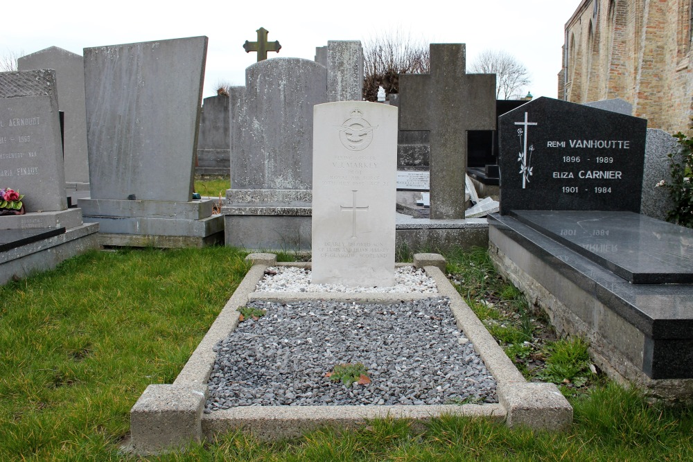 Commonwealth War Grave Avekapelle #2