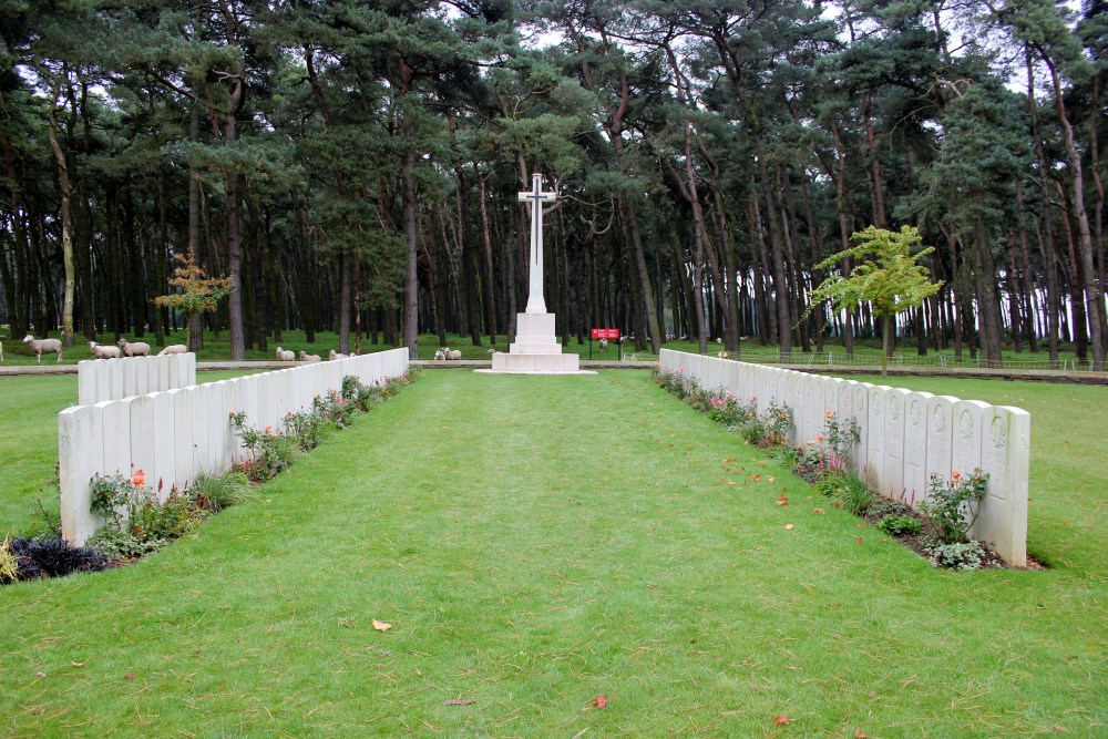 Commonwealth War Cemetery Givenchy-en-Gohelle (Canadian) #2