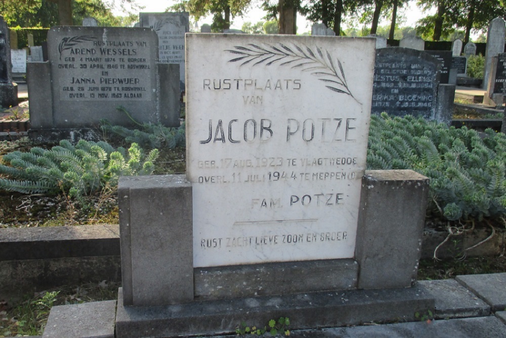 Dutch War Grave General Cemetry Roswinkel #1