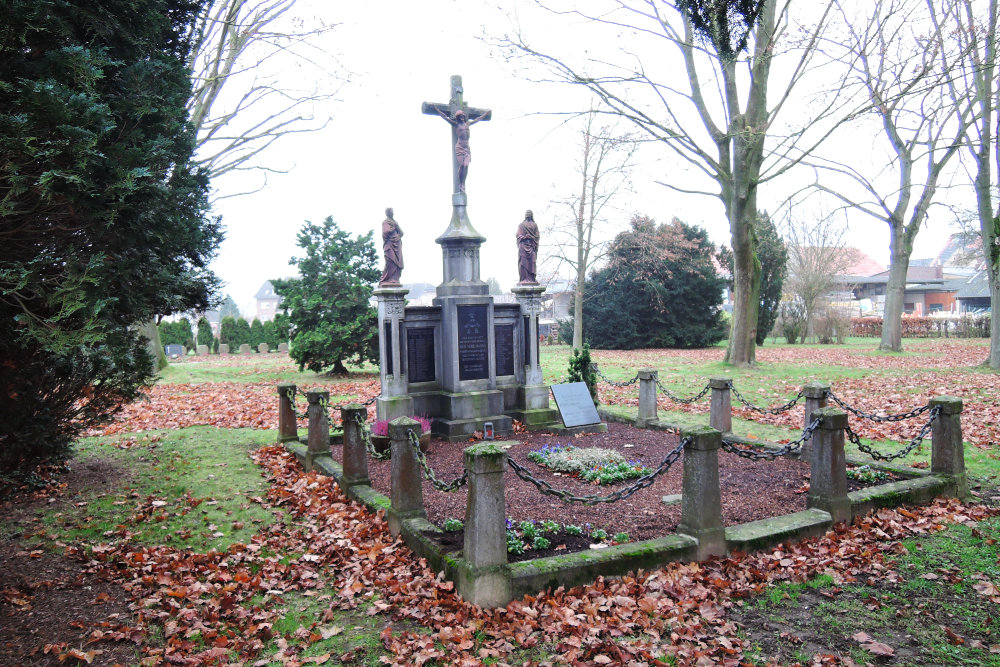 Oorlogsmonument Hilfarth #1