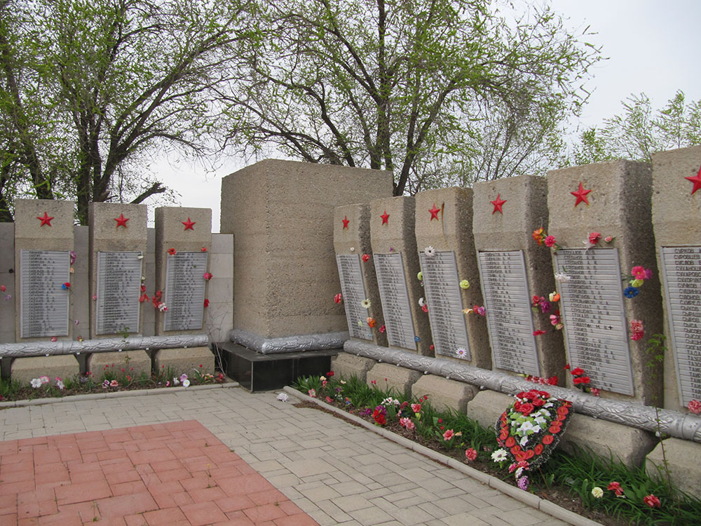 Massagraf Sovjetsoldaten & Oorlogsmonument 1941-1945 #3