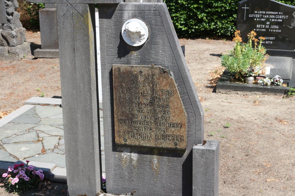 Graven Burgerslachtoffers Katholieke Begraafplaats Hulten #2