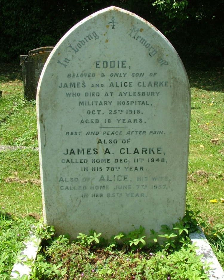 Commonwealth War Grave Clavering Congregational Chapelyard