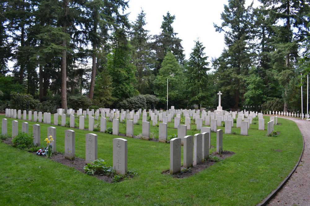Oorlogsgraven van het Gemenebest Oud-Leusden (Rusthof) #1