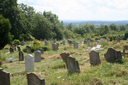 Commonwealth War Graves Tatsfield Churchyard