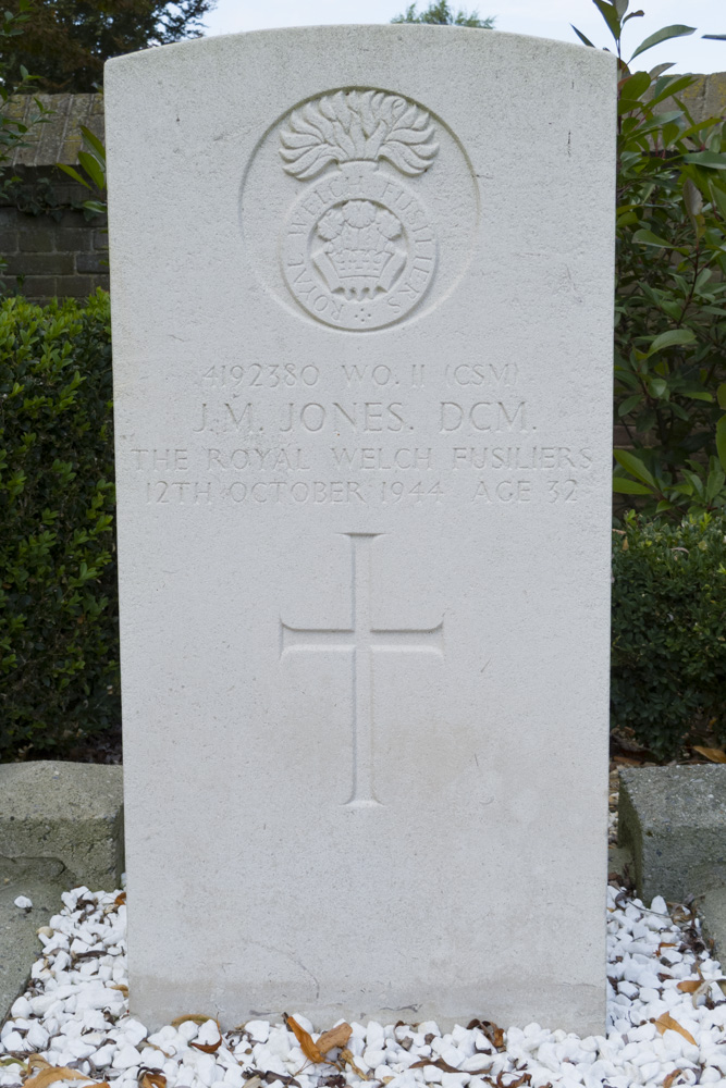 Commonwealth War Grave Roman Catholic Cemetery Herwen #3