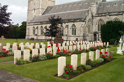 Commonwealth War Graves St Margaret Churchyard