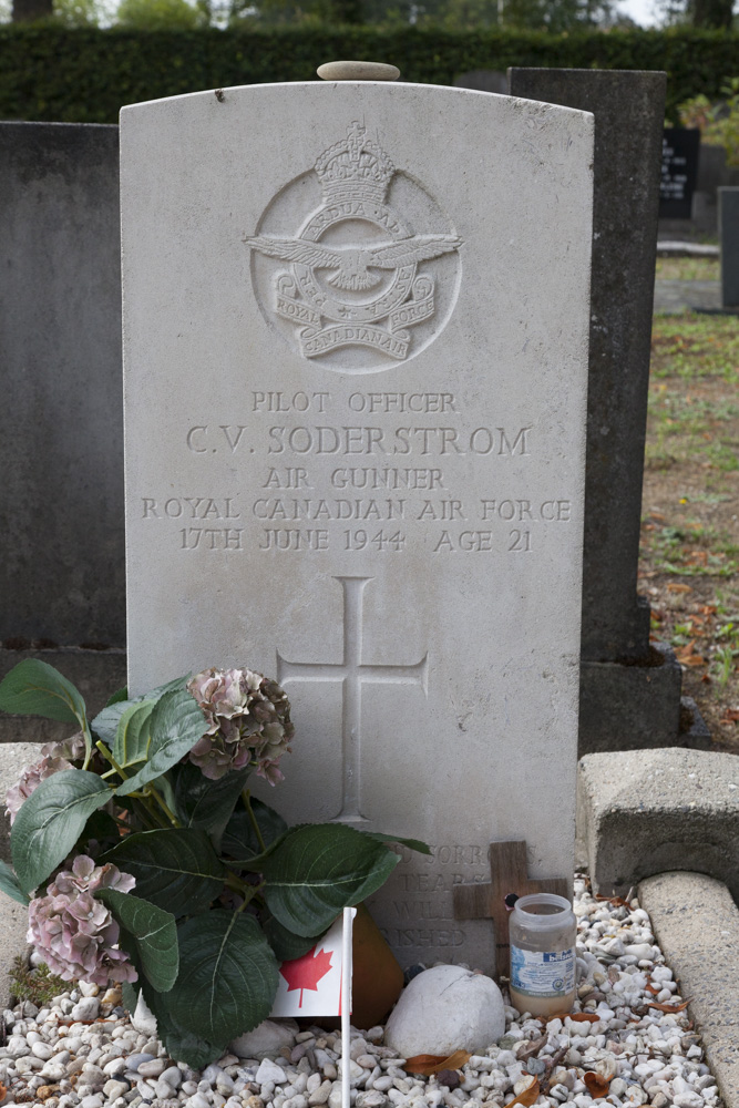 Commonwealth War Grave Municipal Cemetery Ruurlo #3