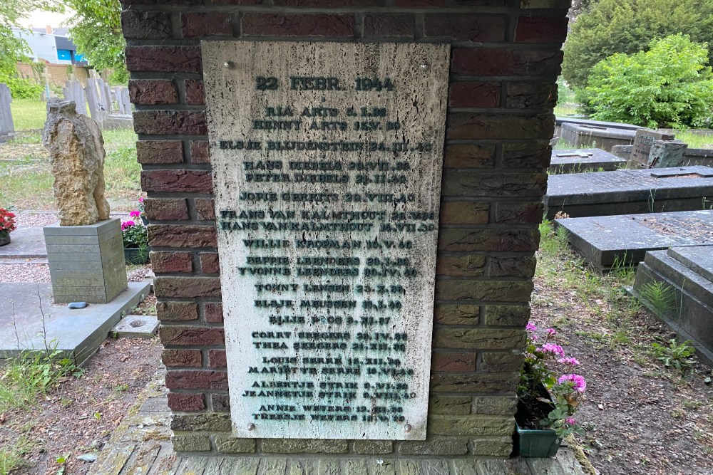 Monument Bombardementslachtoffers Klooster St.-Louis #2