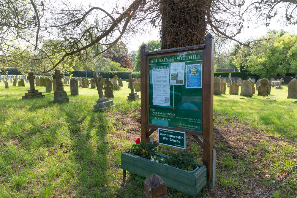 Oorlogsgraven van het Gemenebest All Saints Churchyard #2