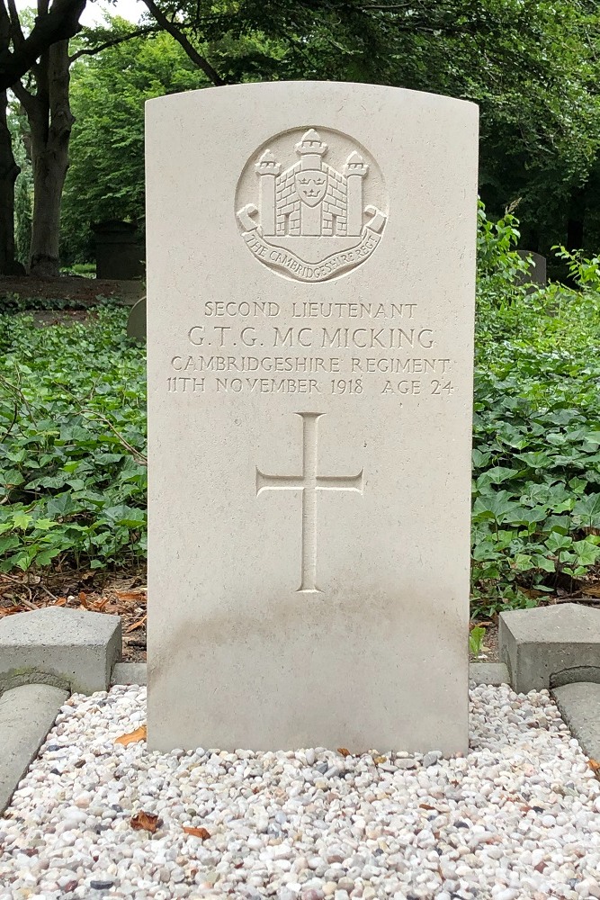 Commonwealth War Grave 's-Hertogenbosch (Orthen) #2