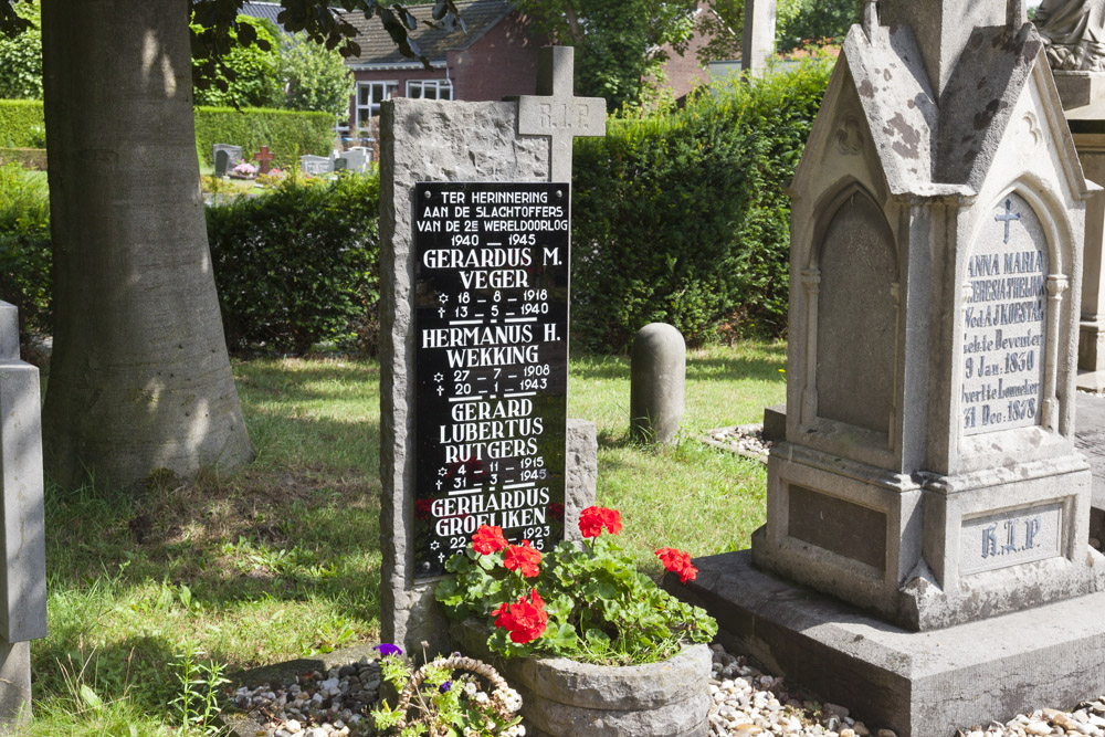 Oorlogsmonument Rooms Katholieke Begraafplaats Lonneker