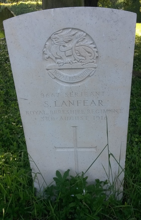 Commonwealth War Grave St. Nicholas Churchyard