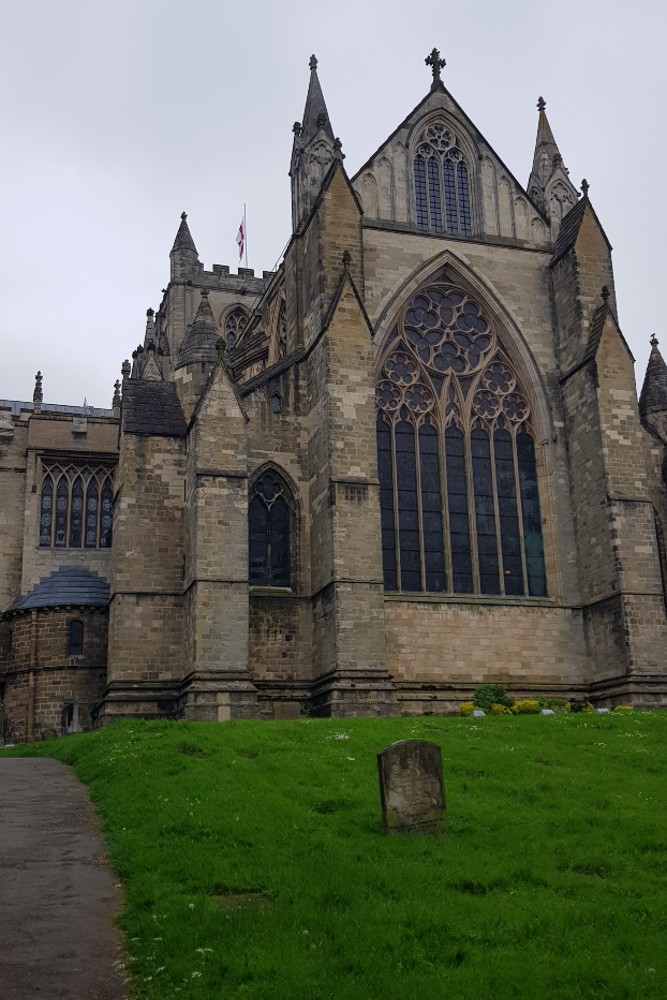 Commonwealth War Grave Cathedral St. Paul and St. Wilfrid Churchyard