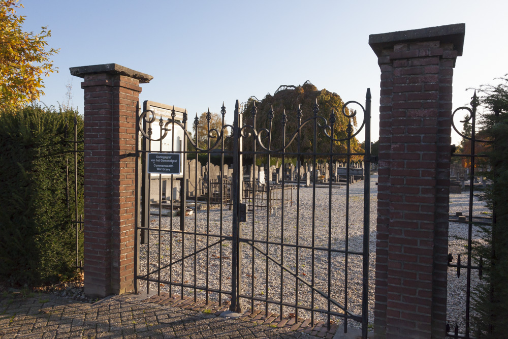 Oorlogsgraf van het Gemenebest Gemeentelijke Begraafplaats Lienden #4
