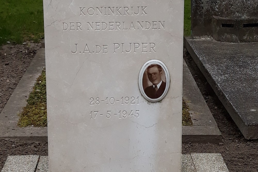 Dutch War Graves Municipal Cemetery Etten-Leur #5