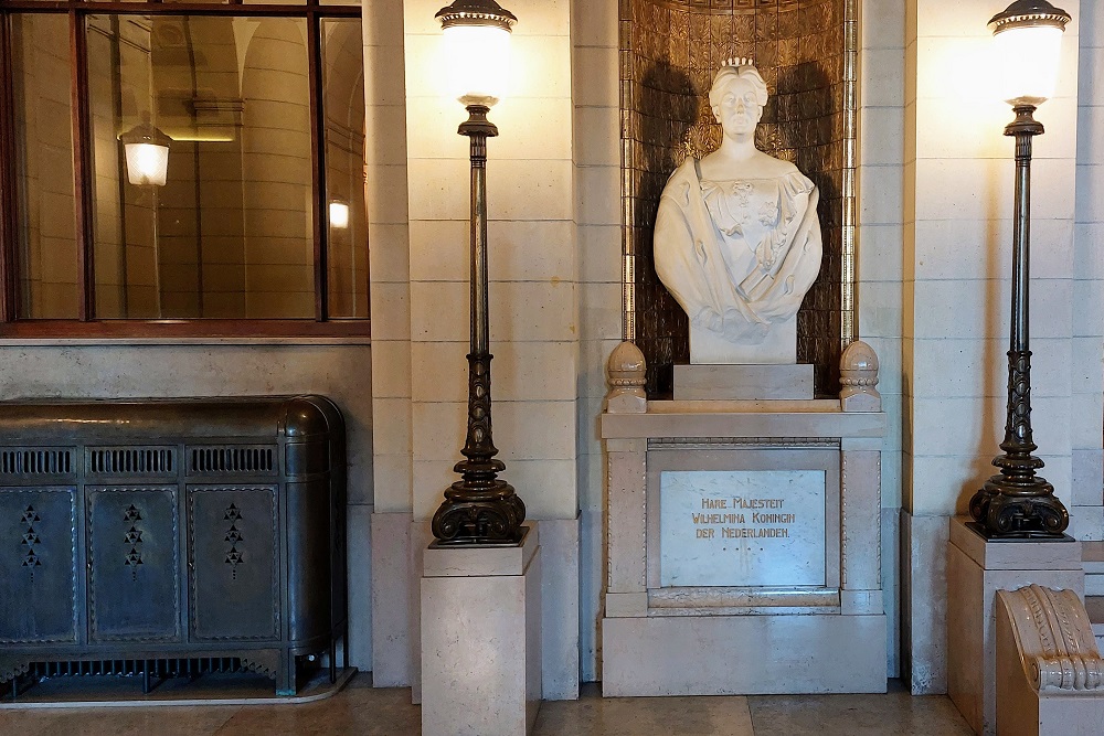 Monument Koningin Wilhelmina Stadhuis Rotterdam