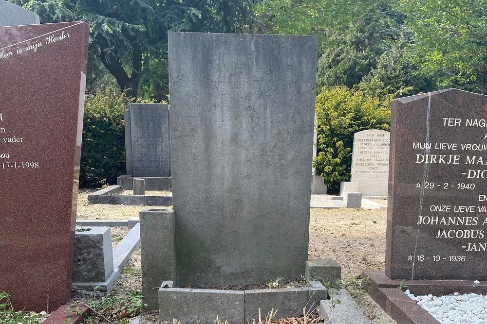Nederlandse Oorlogsgraven Begraafplaats Oud Eik en Duinen #3