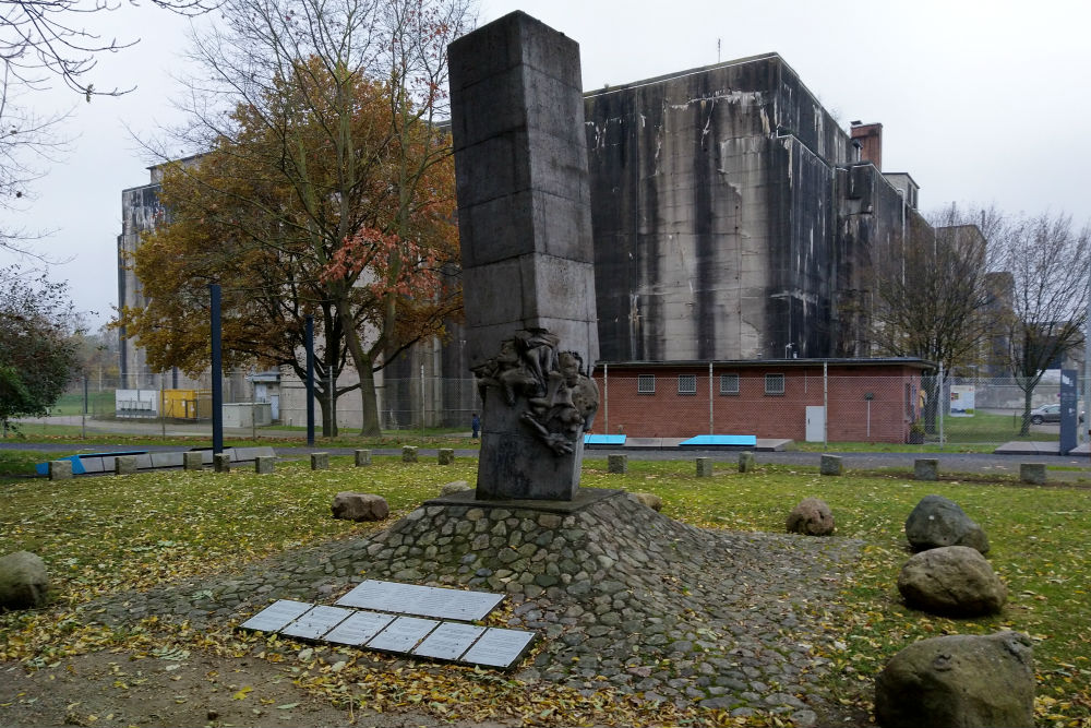 Monument Omgekomen Gevangenen Valentin #1