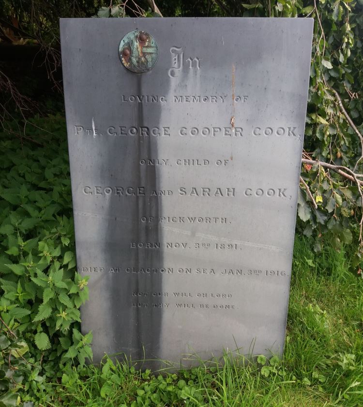 Commonwealth War Grave St. Nicholas Churchyard