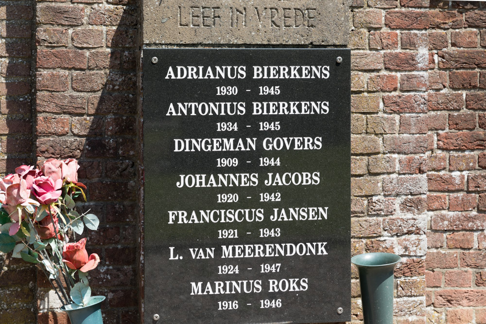 Dutch War Graves Roman Catholic Cemetery Fijnaart #3