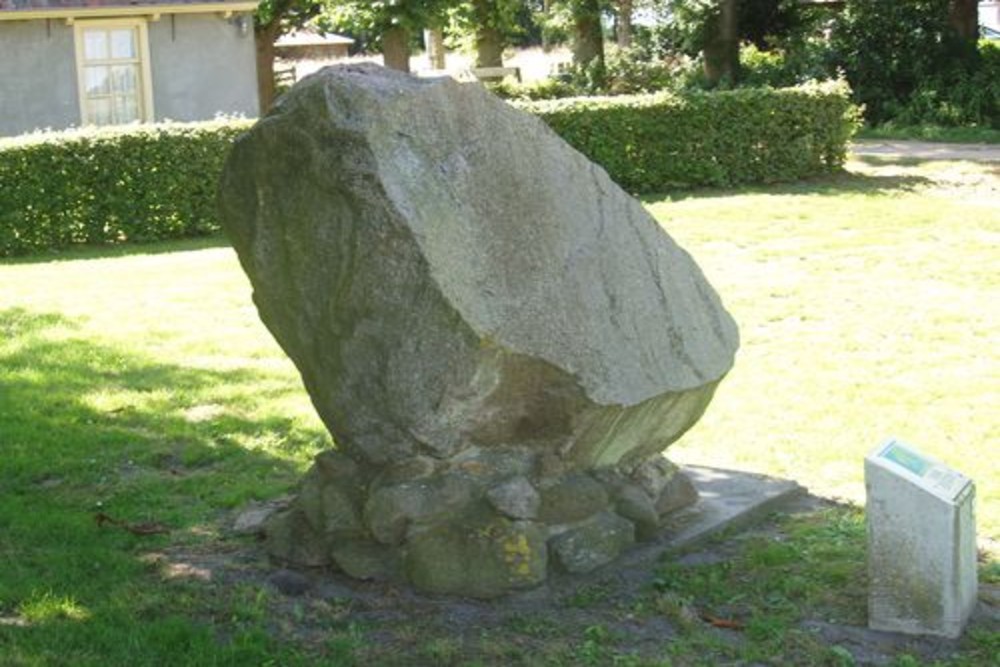 Monument Boulder Mirns