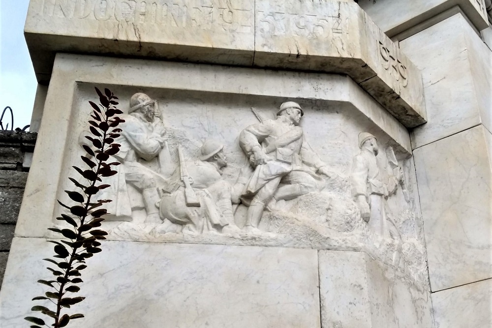 War Memorial Avignon #4
