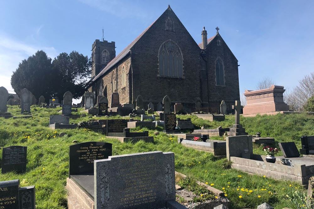 Oorlogsgraf van het Gemenebest St. Cennych Churchyard #1