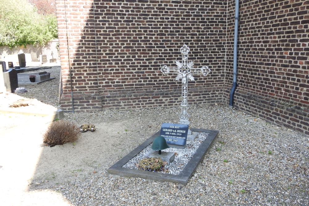 Dutch War Grave Stevensweert Churchyard #1