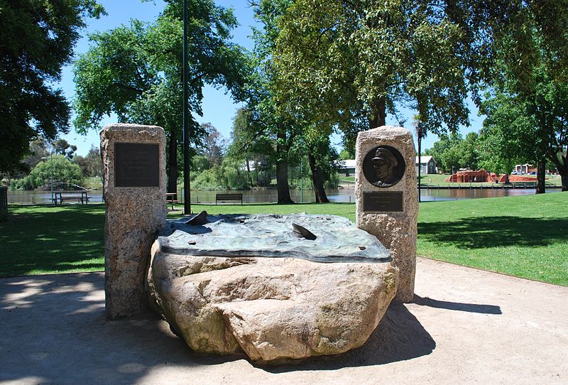 Marine-monument Benalla