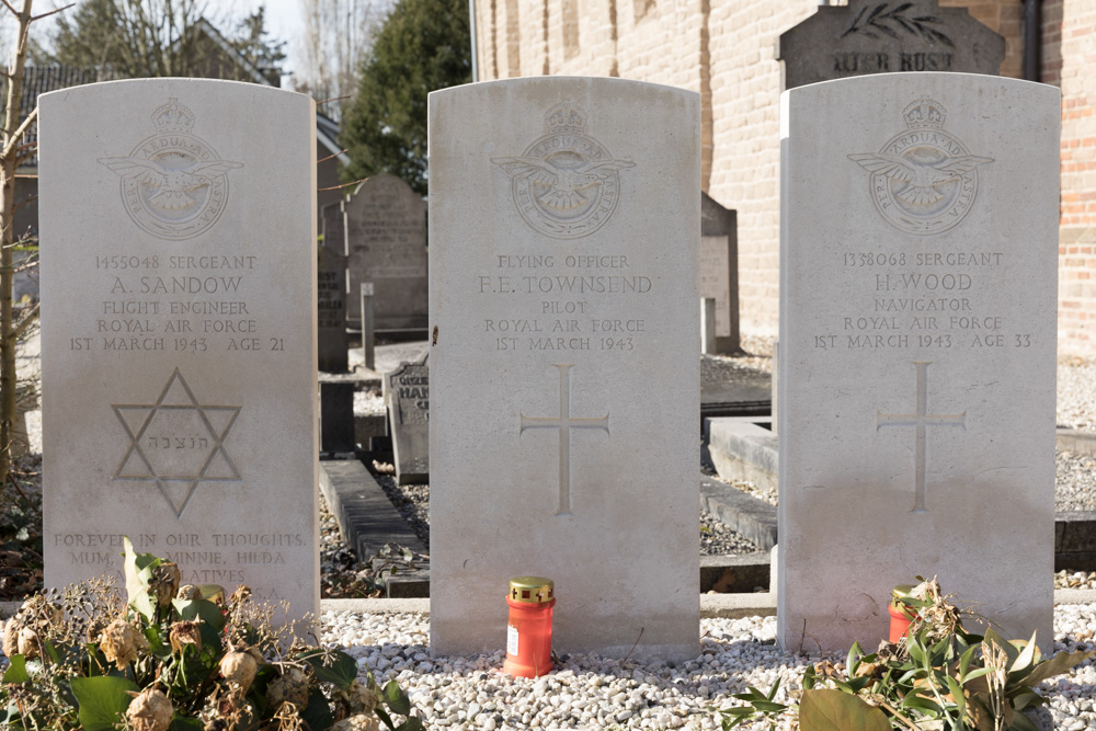 Commonwealth War GravesProtestant Churchyard Wadenoijen #3