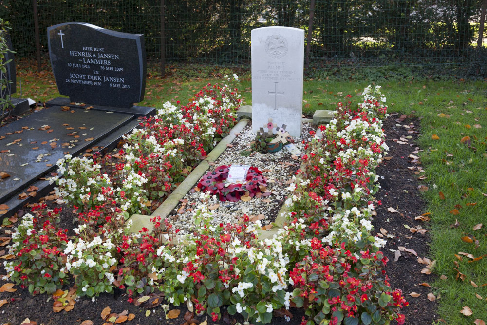 Commonwealth War Grave Roman Catholic Cemetery Maurik #2