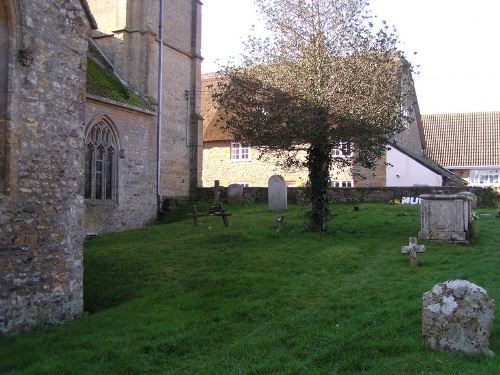 Commonwealth War Grave St. Giles Churchyard #1