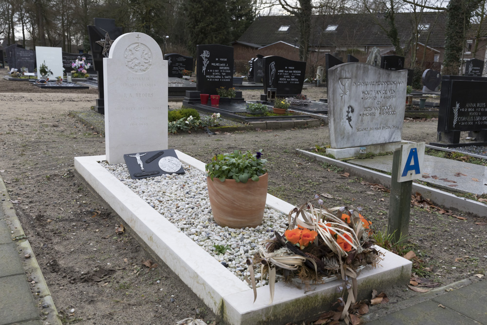 Dutch War Grave Roman Catholic Cemetery Berghem #4