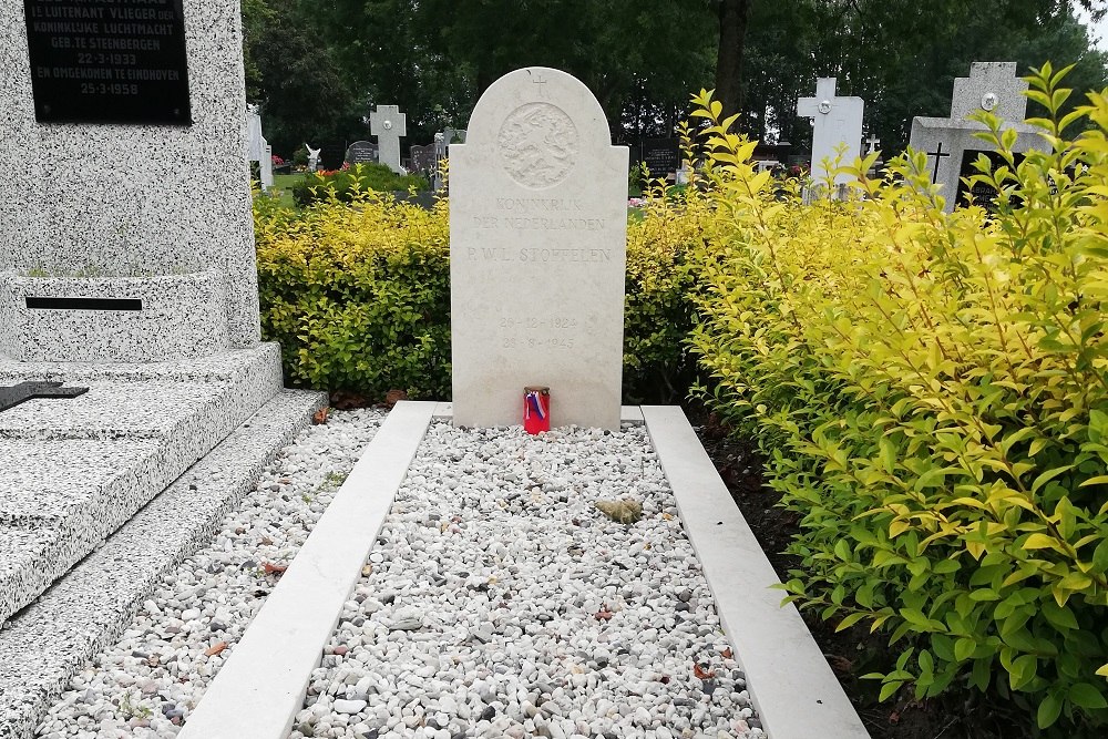 Dutch War Graves General Cemetery Steenbergen #1