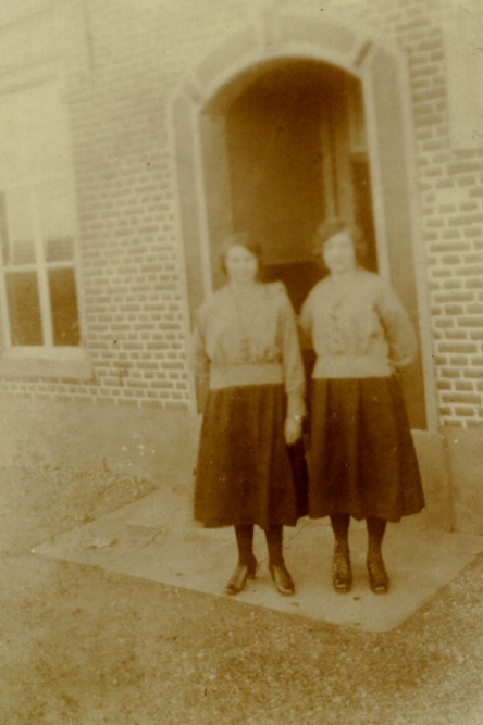 Beneden-Leeuwen Commemorates: Dijk 436 - the Mooren sisters home #1