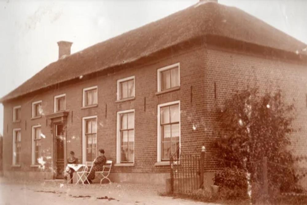 Beneden-Leeuwen Commemorates: Dijk426 -the widow Van der Staay home and café