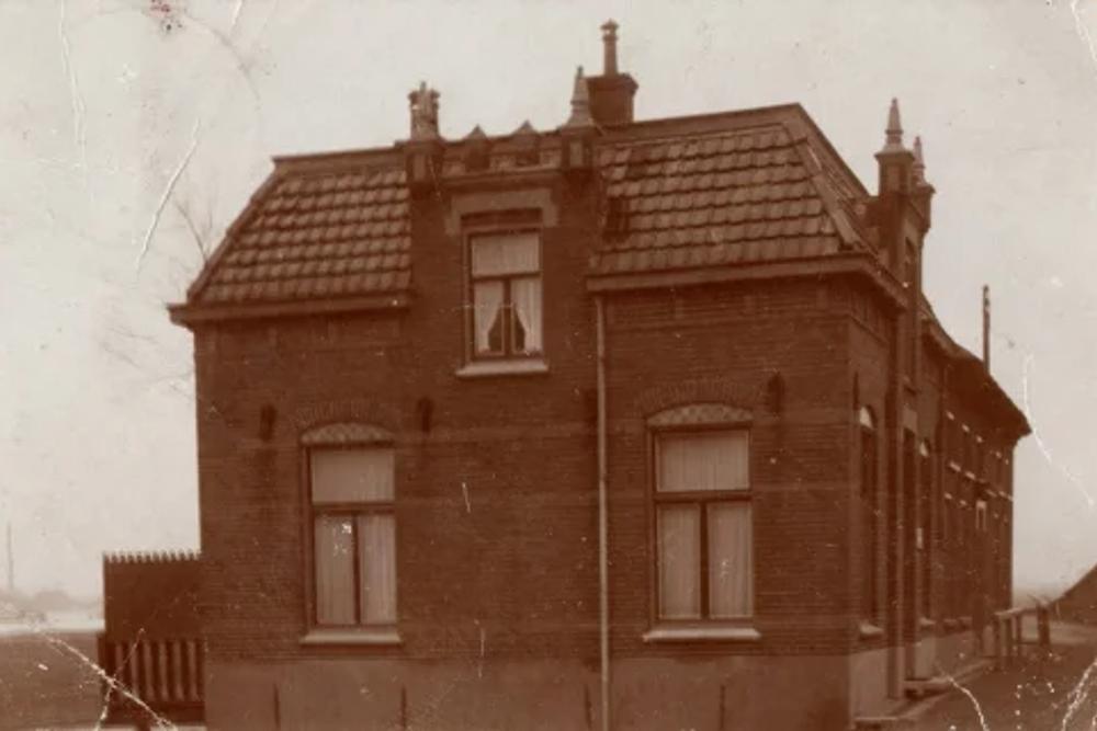 Beneden-Leeuwen Commemorates: Dijk 376 - the Chris Hol home #1