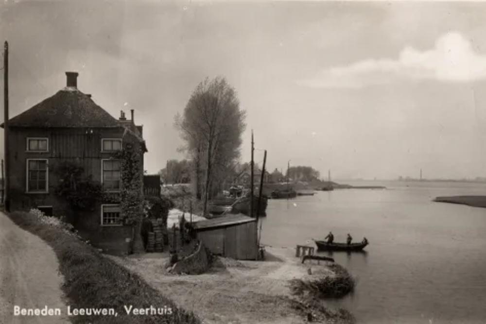 Beneden-Leeuwen Commemorates: Dijk 375 - the Van Kessel and Van Os Café 't Veerhuis #1