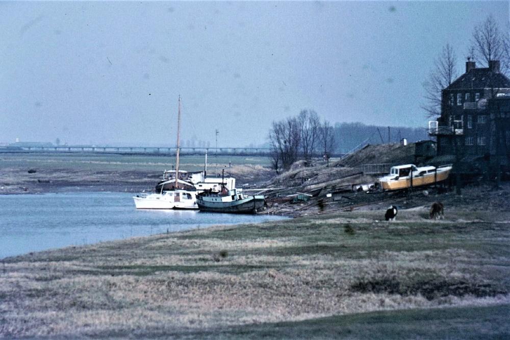 Beneden-Leeuwen Commemorates: Dijk 40 -the Gradje van de Berk home and shipyard