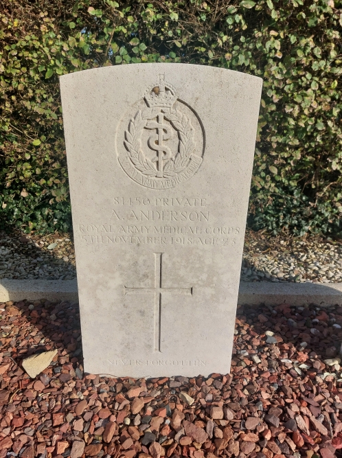 Oorlogsgraven van het Gemenebest Le Favril #4