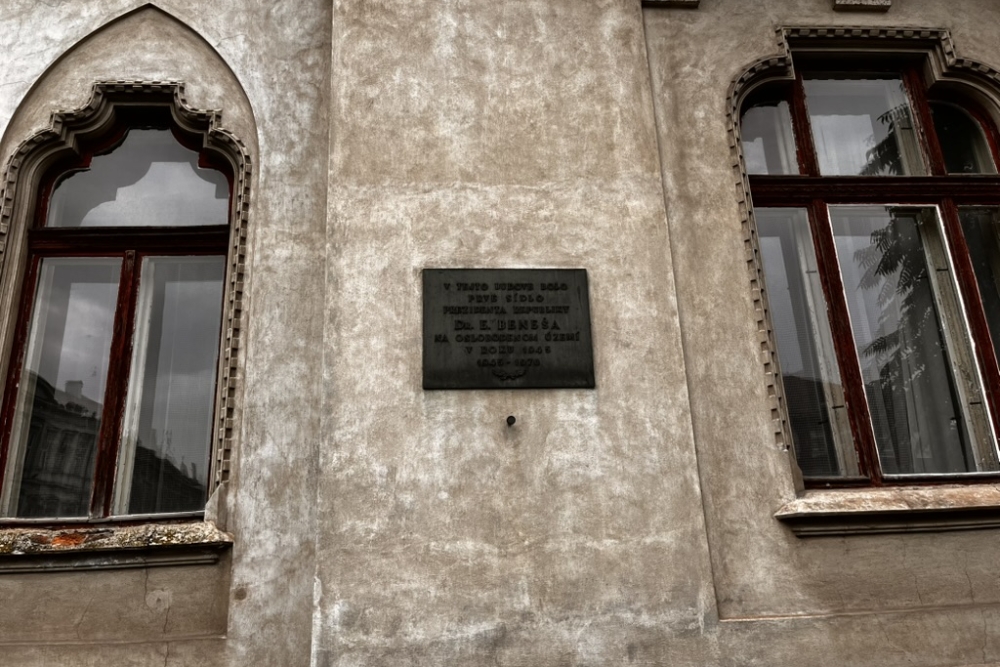 Memorial Government Seat 1945 #1