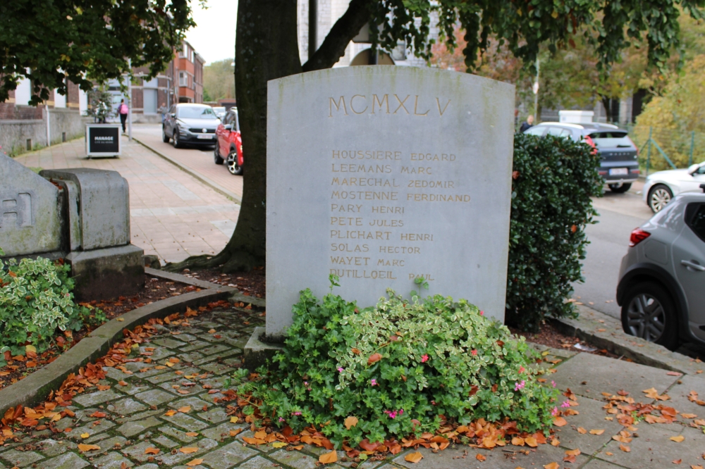 Oorlogsmonument Square du Souvenir Manage #5