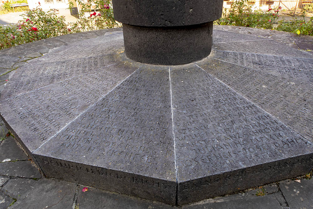 War Memorial Brohl-Lützing #2