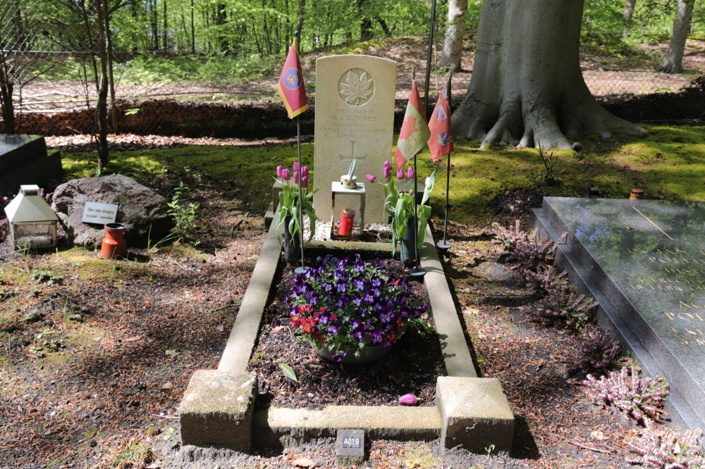 Commonwealth War Grave Sint Adelbertus Bloemendaal #1