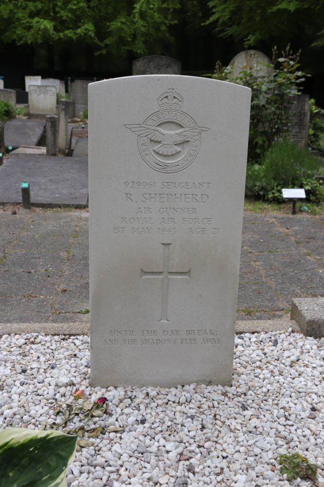 Commonwealth War Graves General Cemetery Muiden #8
