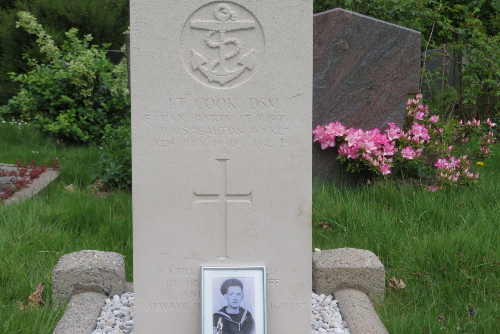 Commonwealth War Graves Roman Catholic Cemetery Brielle #2